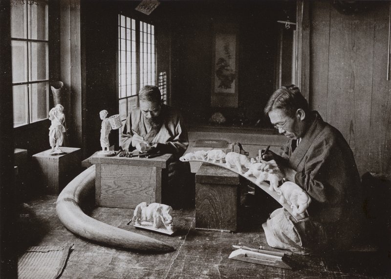 The Ivory Carvers (s/h foto) af Herbert Ponting