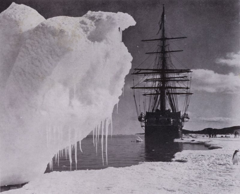 "Landingen ved isfoden nær Cape Evans" (s/h foto) af Herbert Ponting