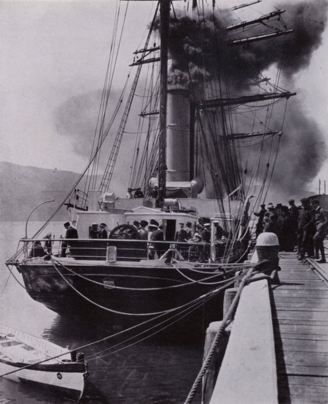"Det lille skib forlod Port Chalmers på den sidste etape af sin rejse" (s/h foto) af Herbert Ponting