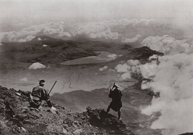 To miles over skyerne, "Three-Days-Moon" søen fra toppen af Fuji (s/h foto) af Herbert Ponting