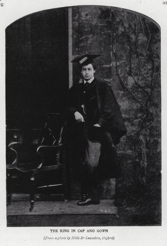 Kong Edward VII i mørtelplade og -kjole, mens han var på Oxford University (s/h-foto) af Hills and Saunders