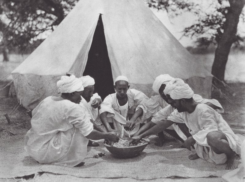 Afrika: Arabiske sømænd ved et måltid (s/h-foto) af Hugo Adolf Bernatzik