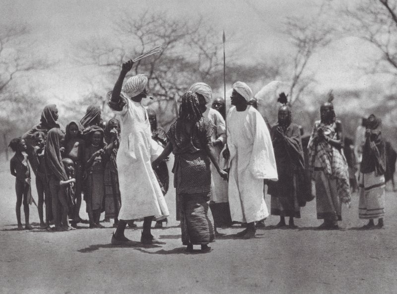 Afrika: Aulad Hamid danser (s/h-foto) af Hugo Adolf Bernatzik