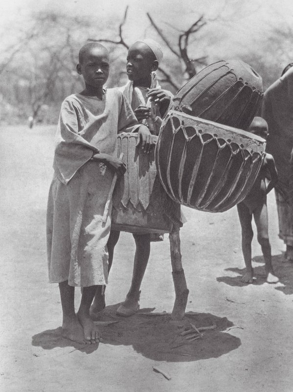 Afrika: Aulad Hamid trommer (s/h-foto) af Hugo Adolf Bernatzik