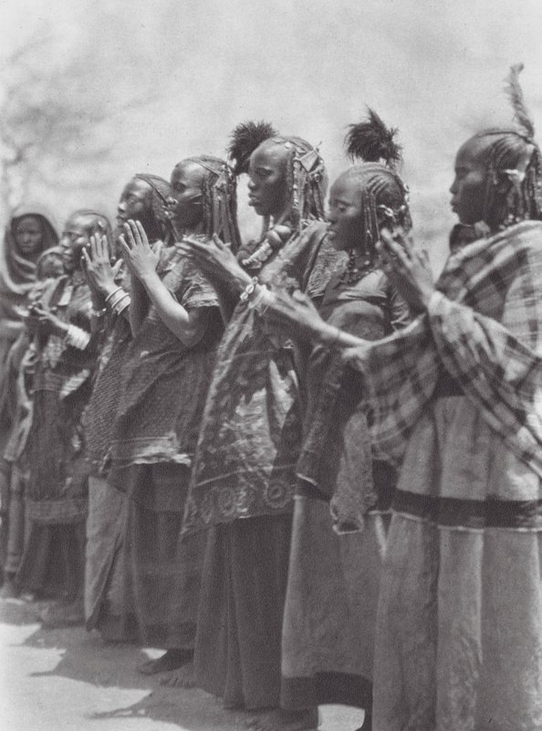 Afrika: Aulad Hamid-kvinder klapper i takt til en dans (s/h-foto) af Hugo Adolf Bernatzik