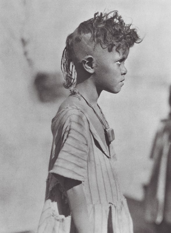 Afrika: Bisharin-barn med amulet (s/h-foto) af Hugo Adolf Bernatzik