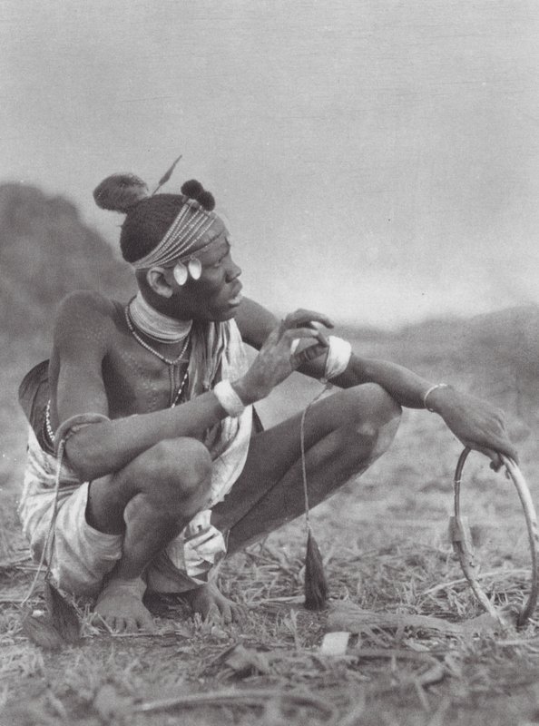 Afrika: Dinka-brudgom forhandler om brudesmykkerne (s/h-foto) af Hugo Adolf Bernatzik