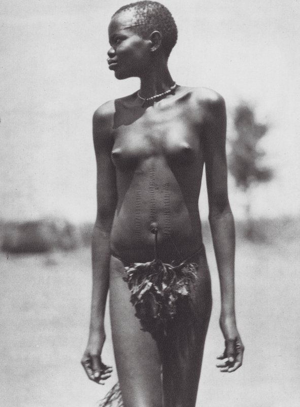 Afrika: Djur-pige, Sudan (s/h-foto) af Hugo Adolf Bernatzik
