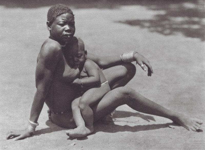 Afrika: Østlige Djur, mor og barn (s/h-foto) af Hugo Adolf Bernatzik