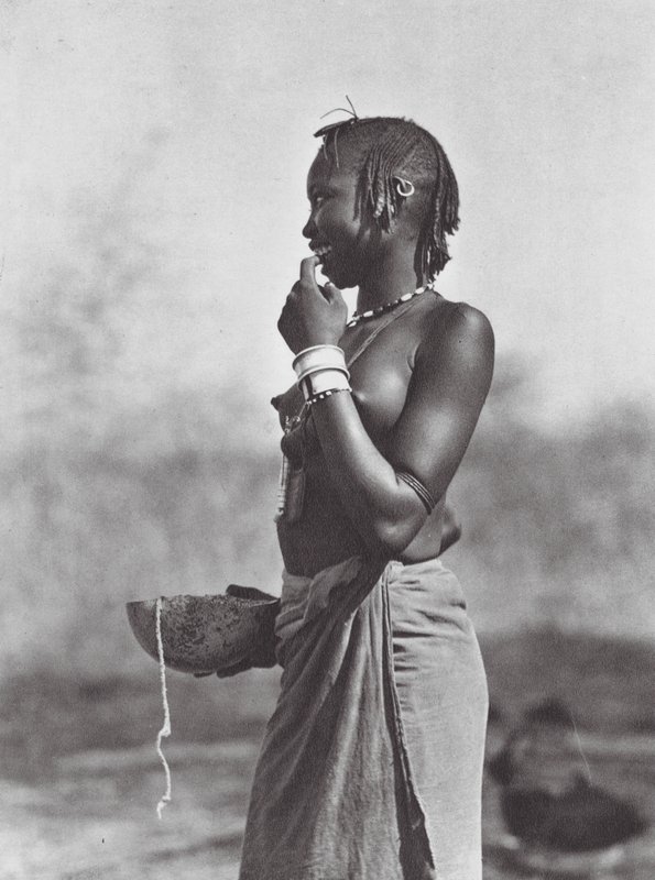 Afrika: Eliri-pige fra bjergene i Dar Nuba (s/h-foto) af Hugo Adolf Bernatzik