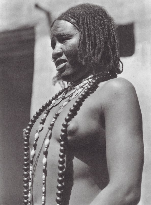 Afrika: Gawazi, en professionel danser (s/h-foto) af Hugo Adolf Bernatzik