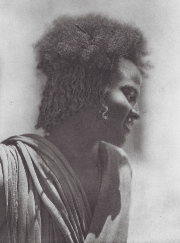 Afrika: Unge fra Hadendoa, det østlige Sudan (s/h-foto) af Hugo Adolf Bernatzik