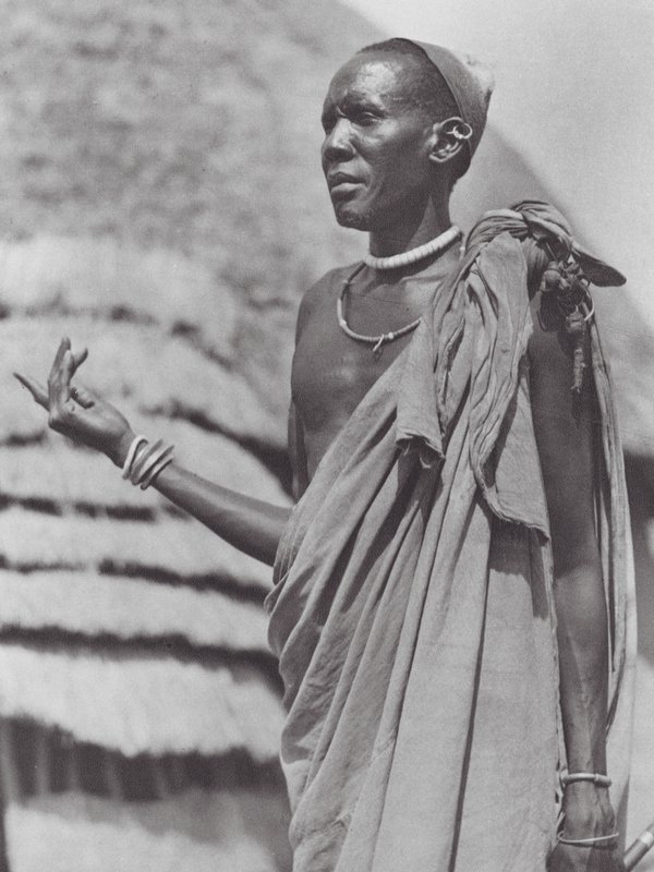 Afrika: Høvding af Tonga (s/h-foto) af Hugo Adolf Bernatzik