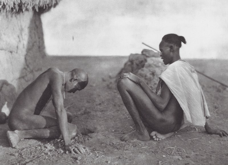Afrika: Medicinmand bløder en patient (s/h-foto) af Hugo Adolf Bernatzik