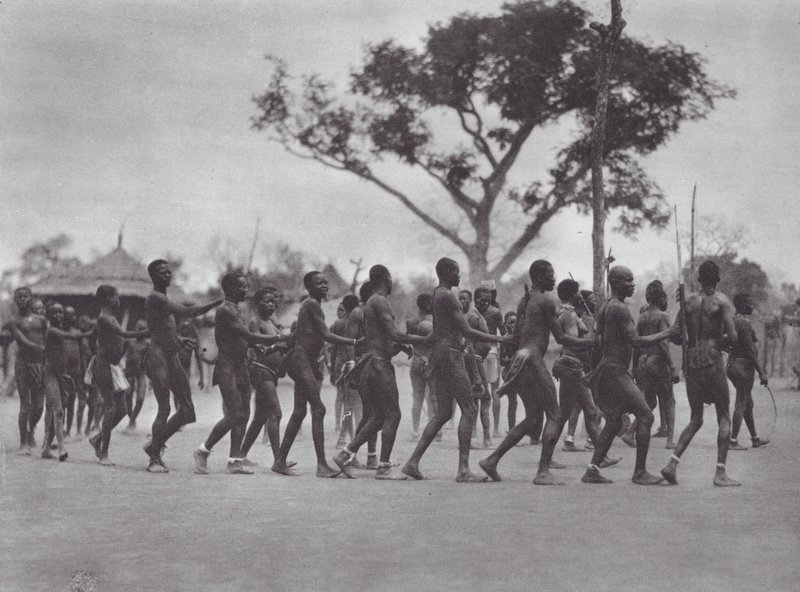 Afrika: Moru-dans (s/h-foto) af Hugo Adolf Bernatzik
