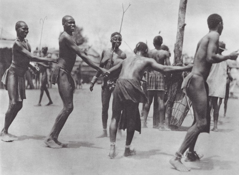 Afrika: Moru-runddans (s/h-foto) af Hugo Adolf Bernatzik