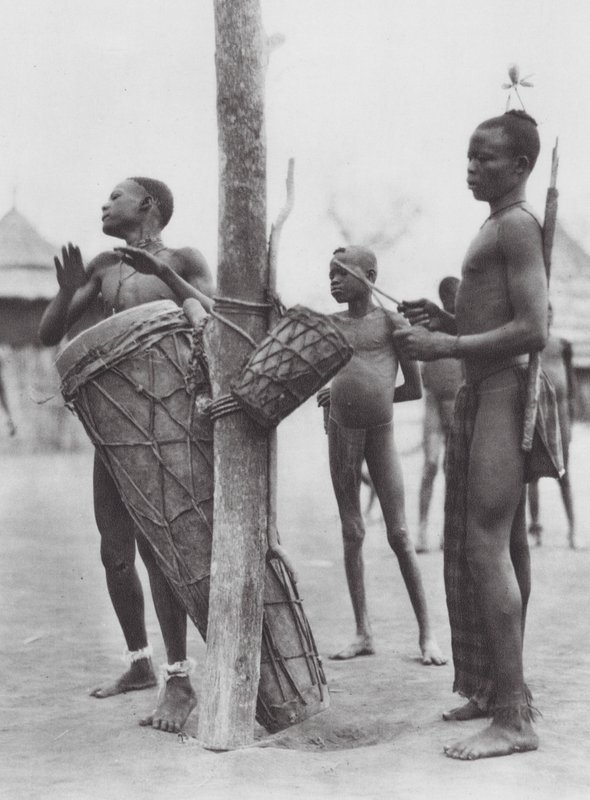 Afrika: Moru-mænd spiller trommer (s/h-foto) af Hugo Adolf Bernatzik