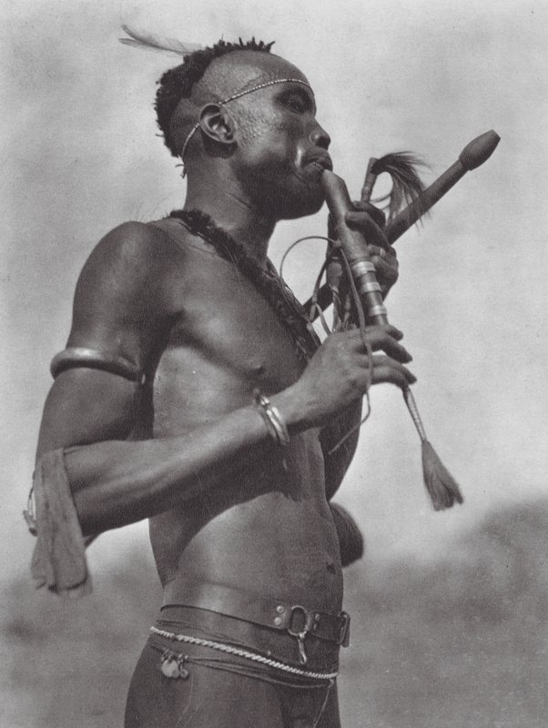 Afrika: Niambara-fløjtespiller (s/h-foto) af Hugo Adolf Bernatzik
