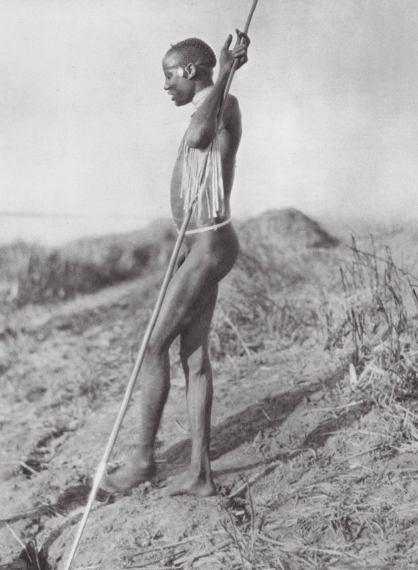 Afrika: Nordlige dinkaer fra Den Hvide Nil (s/h foto) af Hugo Adolf Bernatzik