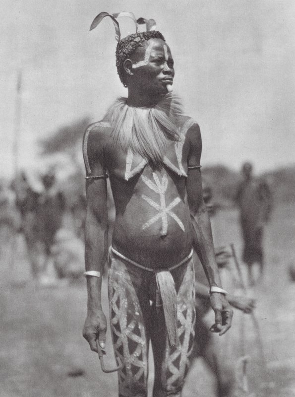 Afrika: Nuba-kvinde med festlig udsmykning (s/h-foto) af Hugo Adolf Bernatzik
