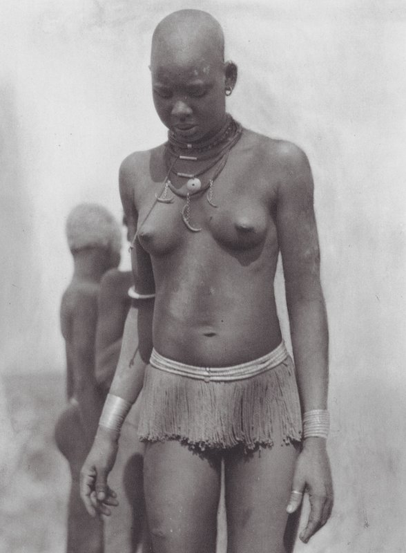 Afrika: Nuer-kvinde (s/h-foto) af Hugo Adolf Bernatzik