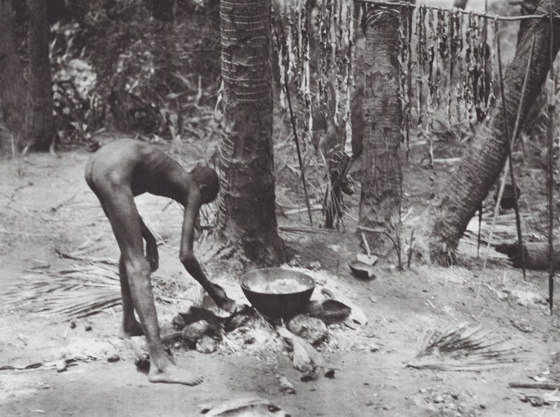 Afrika: Nuer tilbereder krokodillekød (s/h-foto) af Hugo Adolf Bernatzik