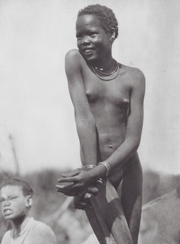 Afrika: Nuer-pige (s/h-foto) af Hugo Adolf Bernatzik