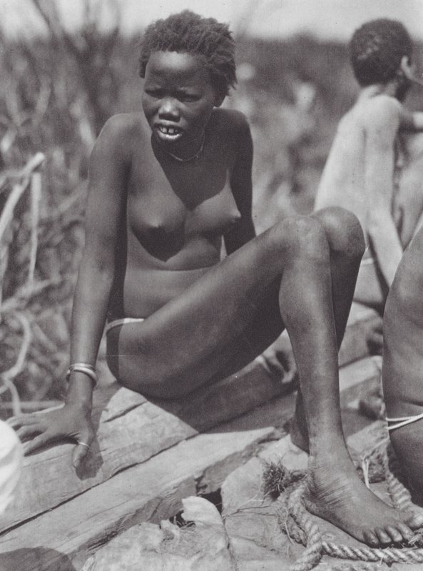 Afrika: Nuer-pige på Bahr el Zeraf (s/h-foto) af Hugo Adolf Bernatzik