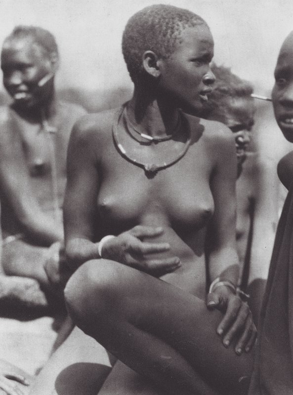 Afrika: Nuer-pige iført halskæde af girafhår (s/h-foto) af Hugo Adolf Bernatzik