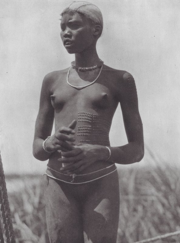 Afrika: Nuer-pige med ornamentale ar (s/h-foto) af Hugo Adolf Bernatzik