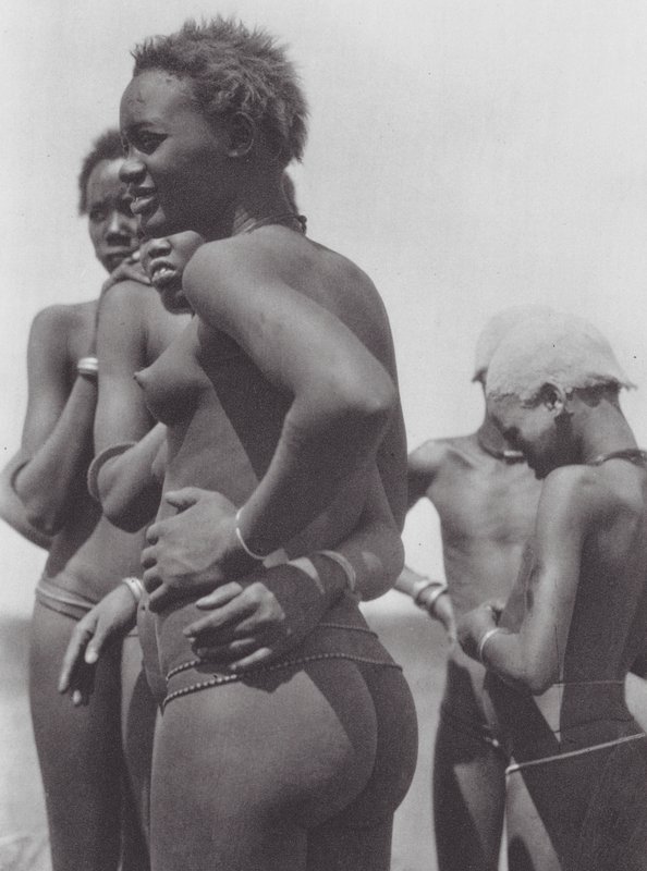 Afrika: Nuer-piger og -børn (s/h-foto) af Hugo Adolf Bernatzik