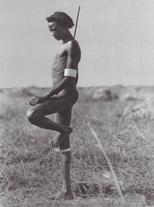 Afrika: Nuer, hvilestilling (s/h-foto) af Hugo Adolf Bernatzik