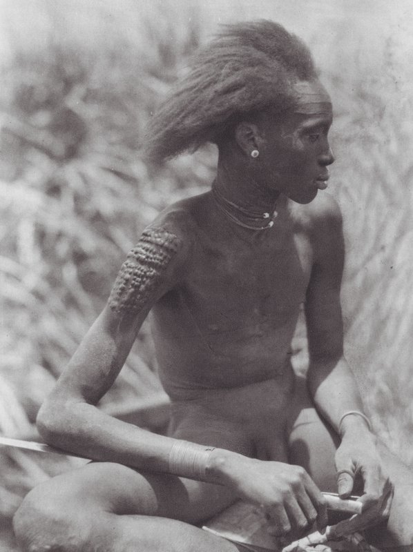 Afrika: Nuer med rødfarvet hår (s/h-foto) af Hugo Adolf Bernatzik
