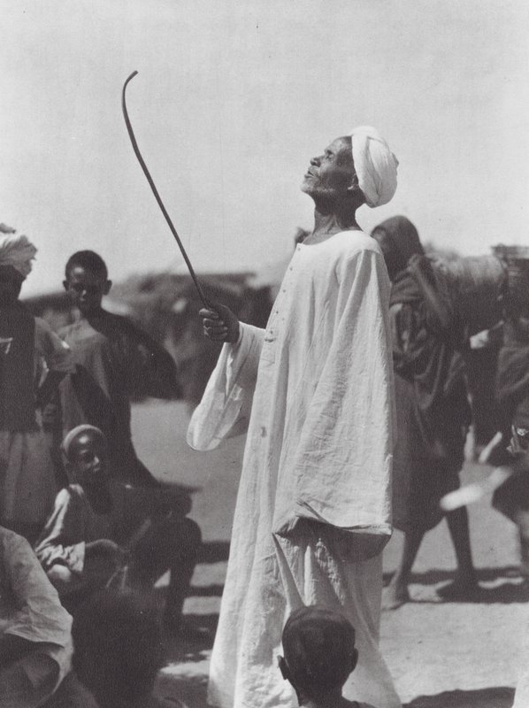Afrika: Gammel mand håner danserinden (s/h-foto) af Hugo Adolf Bernatzik