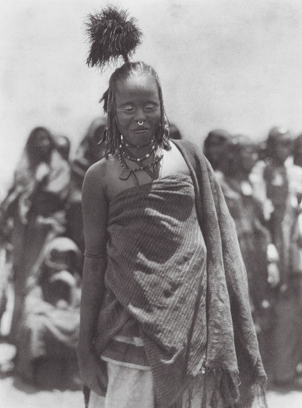 Afrika: Hovedbeklædning af strudsefjer båret af Aulad Hamids (s/h-foto) af Hugo Adolf Bernatzik