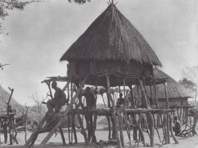Afrika: Pile-boliger i det østlige Djur (s/h-foto) af Hugo Adolf Bernatzik