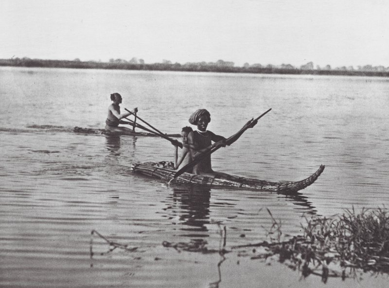 Afrika: Shilluk-flåder (s/h-foto) af Hugo Adolf Bernatzik