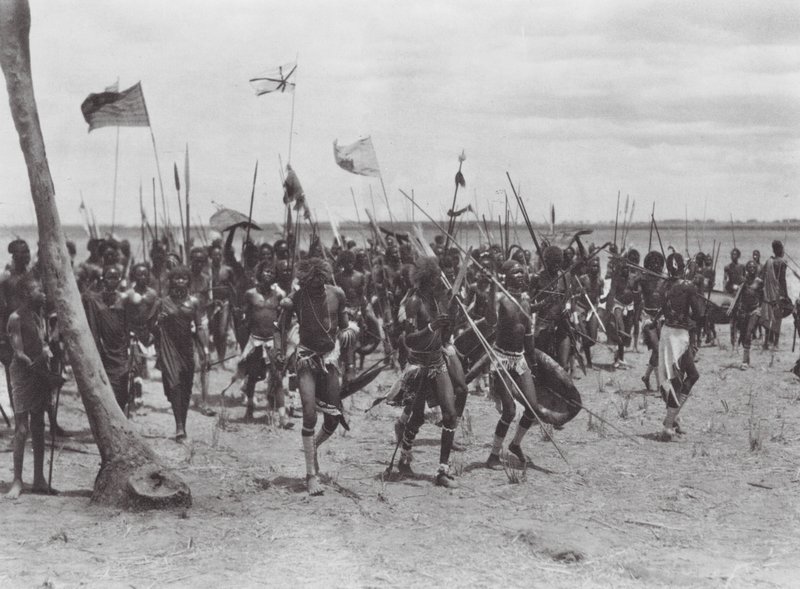 Afrika: Shilluk-begravelsesceremoni nær Tonga (s/h-foto) af Hugo Adolf Bernatzik