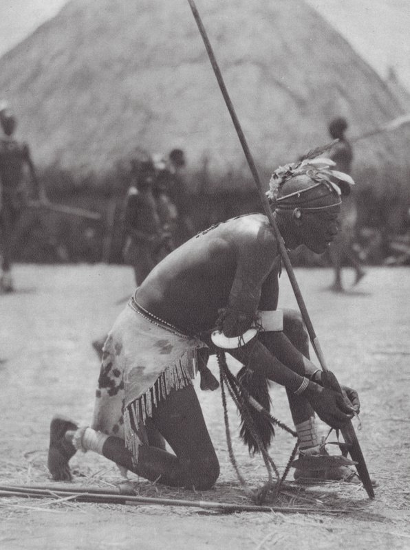 Afrika: Shilluk i festdragt (s/h-foto) af Hugo Adolf Bernatzik
