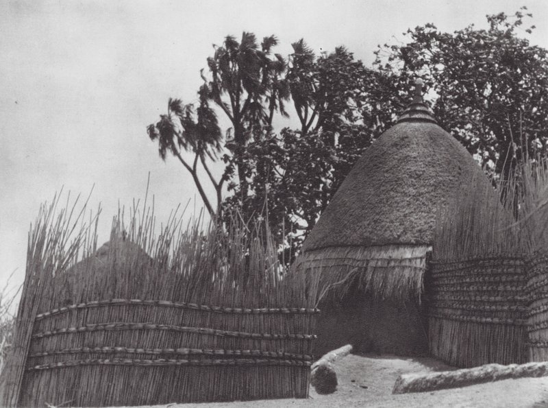 Afrika: Shilluk-tempel (s/h-foto) af Hugo Adolf Bernatzik