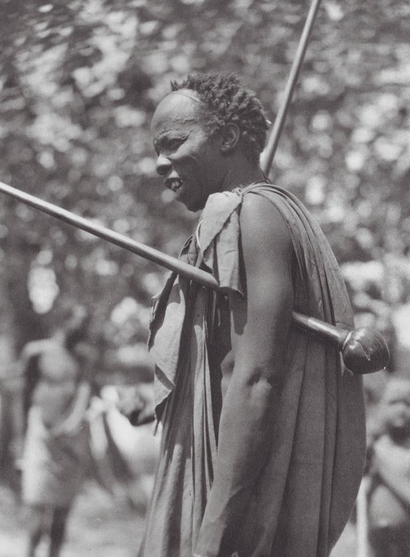 Afrika: Shilluk-kriger med kølle (s/h-foto) af Hugo Adolf Bernatzik