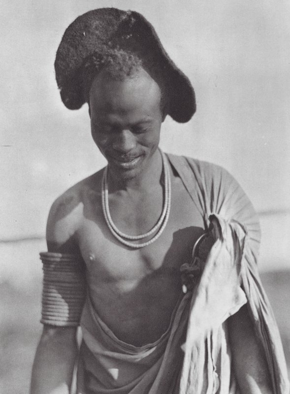 Afrika: Shilluk-kriger med hættefrisure (s/h-foto) af Hugo Adolf Bernatzik