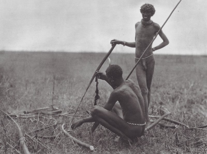 Afrika: Shilluk-krigere hviler sig (s/h-foto) af Hugo Adolf Bernatzik