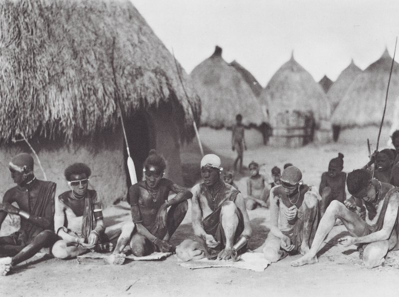 Afrika: Shilluk-krigere gnider sig med træaske (s/h-foto) af Hugo Adolf Bernatzik