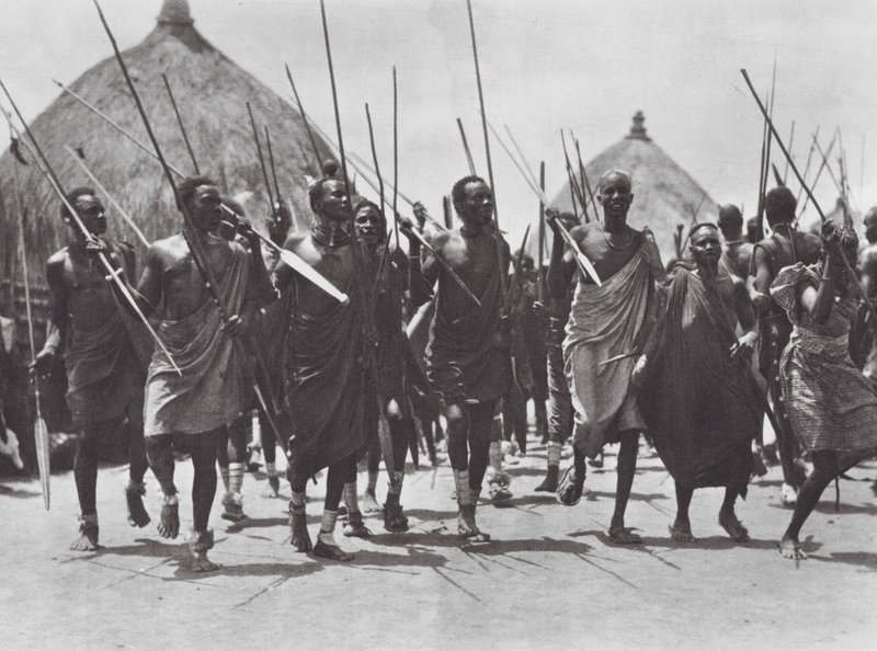 Afrika: Shilluk-krigere stormer en høvdings grav (s/h-foto) af Hugo Adolf Bernatzik