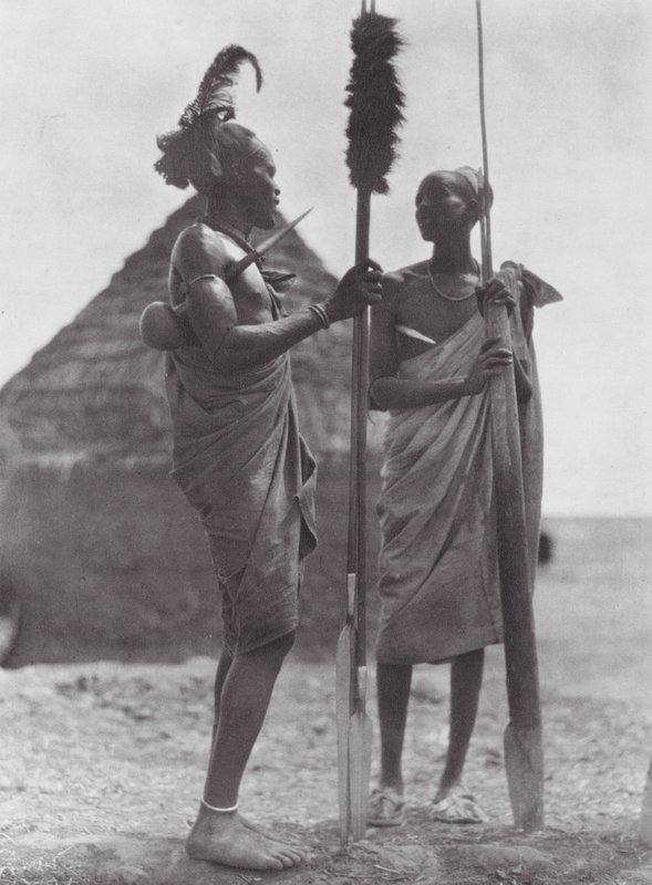 Afrika: Shilluks i festivalkjole (s/h-foto) af Hugo Adolf Bernatzik