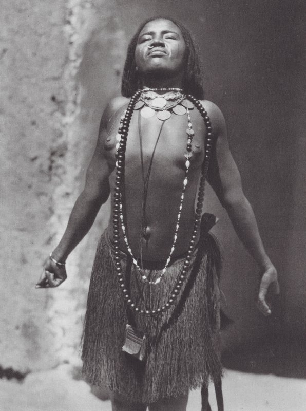 Afrika: Sudanesisk mavedanser (s/h-foto) af Hugo Adolf Bernatzik