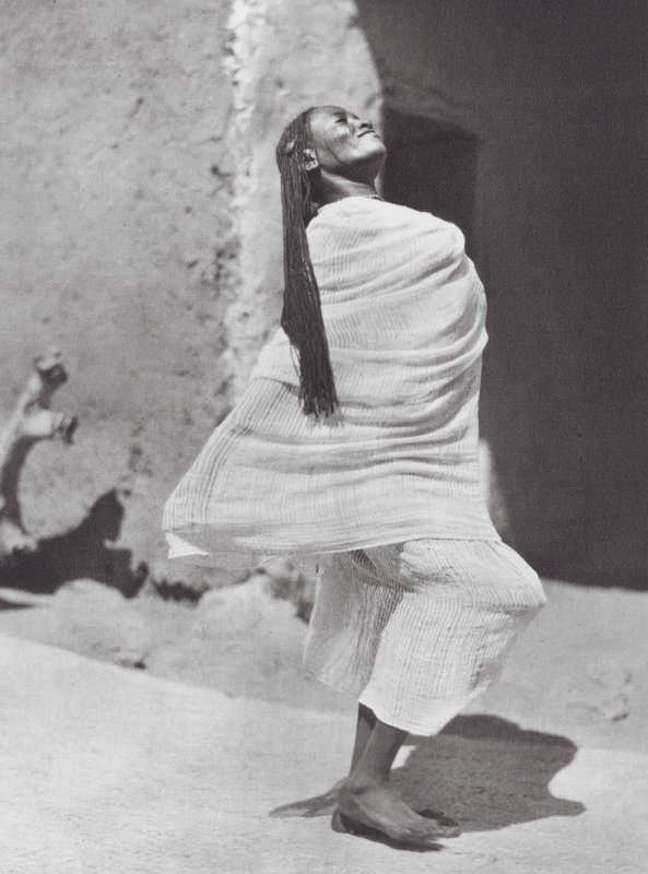 Afrika: Sudanesisk dansende pige, Omdurman (s/h-foto) af Hugo Adolf Bernatzik