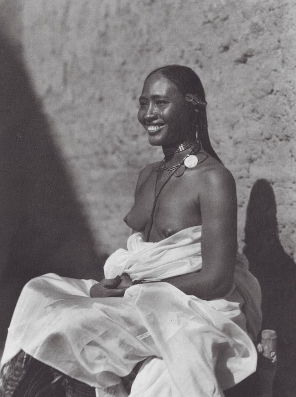 Afrika: Sudanesisk kvinde fra Omdurman (s/h-foto) af Hugo Adolf Bernatzik