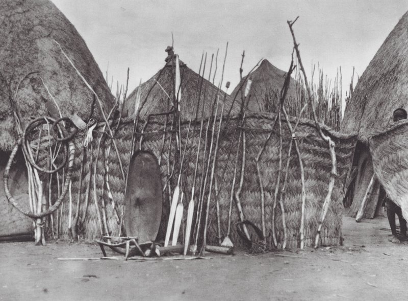 Afrika: En afdød Shilluk-høvdings ejendom (s/h-foto) af Hugo Adolf Bernatzik